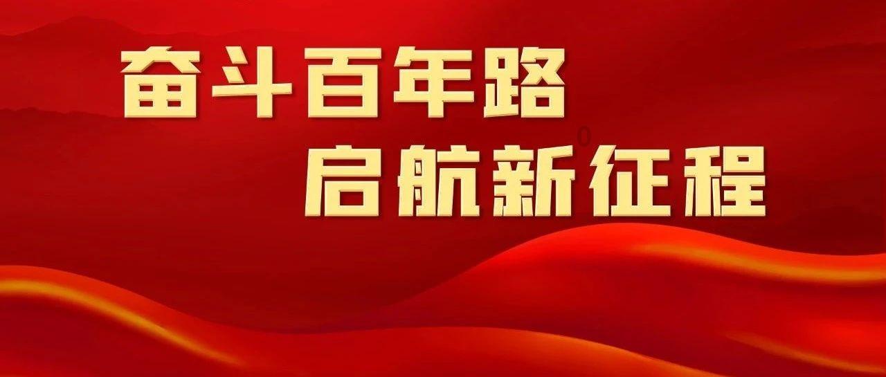 小孩们玩火点燃大片草坪，一旁小伙出言谴责反遭回怼